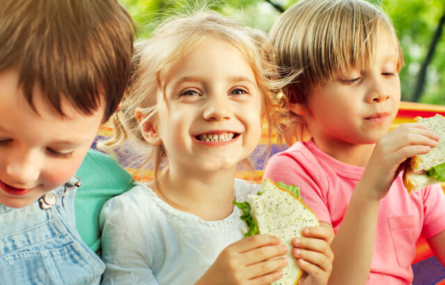 Grainbow ad featuring 3 children eating bread